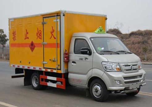 重汽王牌3.2米易燃液體廂式運輸車圖片 重汽王牌3.2米易燃液體廂式運輸車圖片