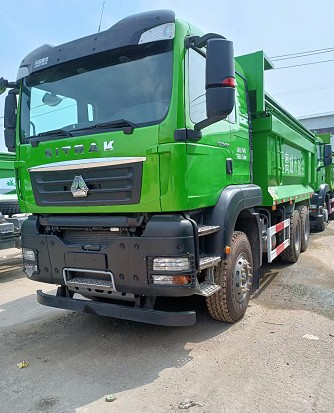 庫(kù)存重汽汕德卡后八輪渣土車 庫(kù)存重汽汕德卡后八輪渣土車