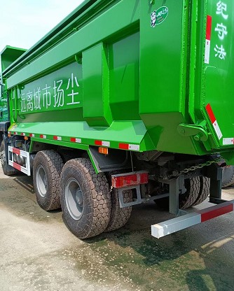 庫(kù)存重汽汕德卡后八輪渣土車 庫(kù)存重汽汕德卡后八輪渣土車