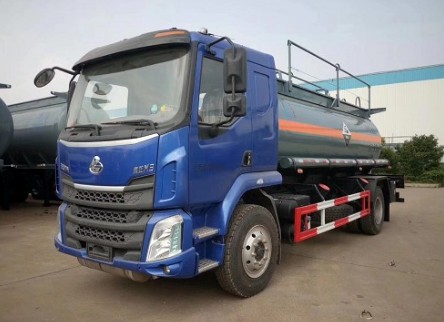 東風(fēng)柳汽單橋DLQ5180GFWLZ5型腐蝕性物品罐式運(yùn)輸車(chē) 東風(fēng)柳汽單橋DLQ5180GFWLZ5型腐蝕性物品罐式運(yùn)輸車(chē)