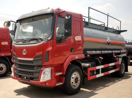 東風(fēng)柳汽單橋DLQ5180GFWLZ5型腐蝕性物品罐式運(yùn)輸車(chē) 東風(fēng)柳汽單橋DLQ5180GFWLZ5型腐蝕性物品罐式運(yùn)輸車(chē)