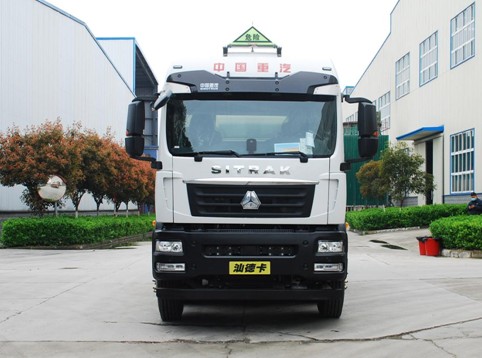 國(guó)六重汽汕德卡30.5方鋁合金運(yùn)油車(chē) 國(guó)六重汽汕德卡30.5方鋁合金運(yùn)油車(chē)